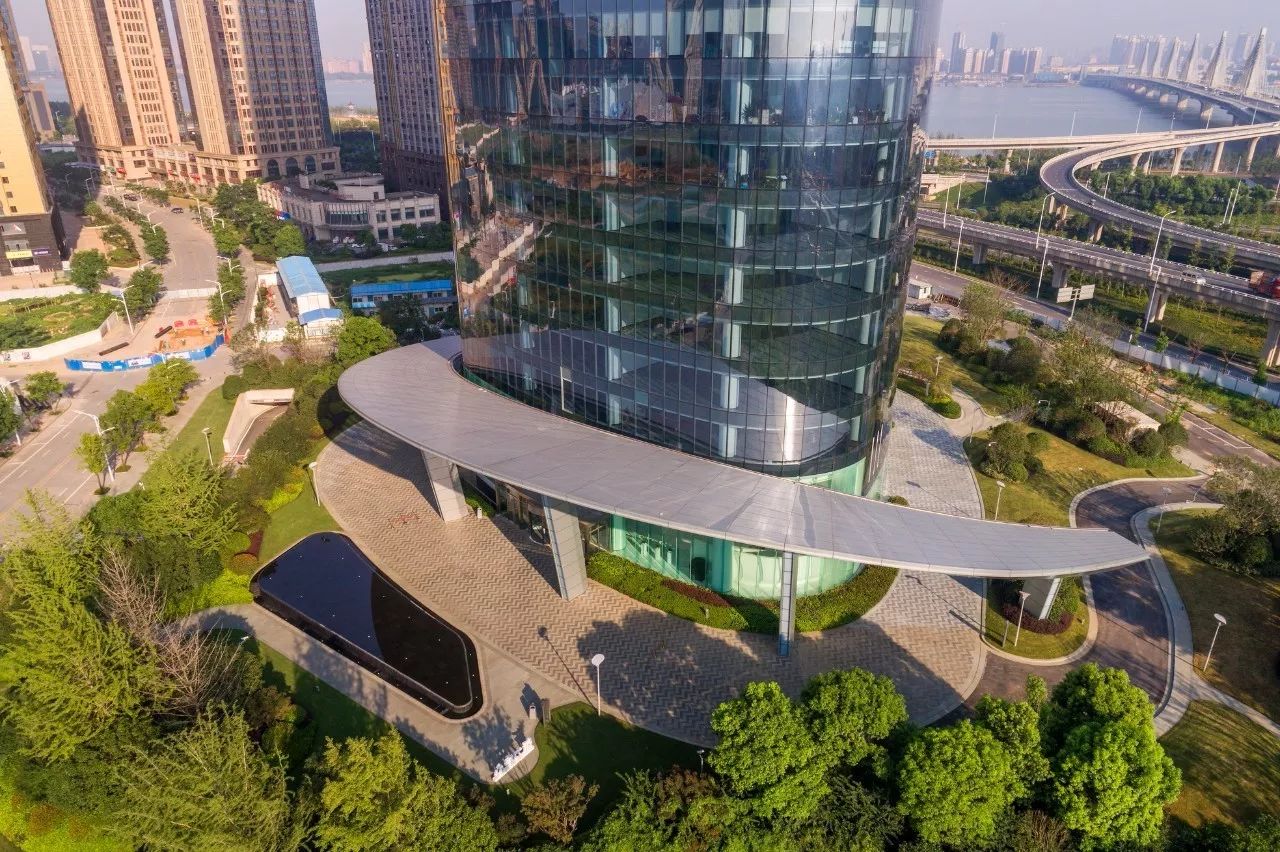 南昌新力中心塔楼直接落地，无裙房