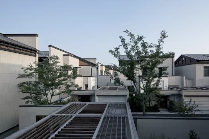 项目中公共空间与私密空间相互嵌套，空间感受丰富