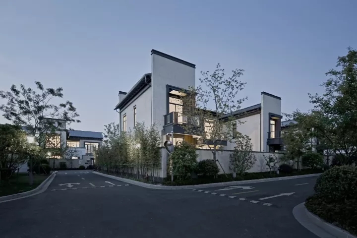 院内景观对公共区域可见，但并不干扰使用者的私密需求